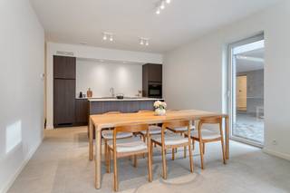 Kom dit project ter plaatse ontdekken tijdens het Nieuwbouwweekend op zaterdag 25/04 tussen 10u en 10u45!Laatste appartementen te koop!Dit gelijkvloers nieuwbouwappartement met 2 slaapkamers is te koop in residentie Albert &amp; Jerome in het centrum van Desselgem. Het appartement werd volledig kwalitatief afgewerkt en geniet van een aangename zuidgerichte tuin met terras van 62m². INDELINGinkomhal - apart toilet - woonkamer met open keuken - kamer 1 - kamer 2 - badkamer - berging - tuin met terrasEr zijn bovengrondse autostaanplaatsen, garageboxen en fietsenbergingen te koop. Mogelijk tot aankoop aan 6% btw! Residentie Albert &amp; Jerome is een nieuwbouwproject op centrale ligging, (Liebaardstraat 180-206) te Desselgem bestaande uit 22 energiezuinige appartementen en een handelsruimte. Elke unit zal verwarmd worden met een warmtepomp (geothermie). Deze appartementen zijn een ideale investering door hun ligging en de oppervlaktes!