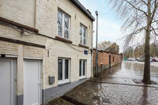 TE KOOP IN GERAARDBERGENIn het centrum van Geraardsbergen bevindt zich deze volledig gerenoveerde en instapklare woning. Dankzij de centrale ligging...