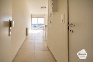 <strong>Instapklaar</strong>, <strong>energiezuinig</strong> en uitstekend gelegen! Deze <strong>volledig gerenoveerde studio</strong> met een bewoonbare oppervlakte van 26 m2 combineert modern comfort met een topligging op wandelafstand van de winkelstraat, het strand en de zee;<br />De <strong>elektriciteit is volledig conform</strong> en bovendien wordt binnenkort nog een nieuw schuifraam geplaatst, wat zorgt voor extra comfort en een frisse, moderne uitstraling met <strong>zuidwestelijke oriëntatie op het terras</strong>;<br />Dankzij het gunstige <strong>EPC-label B </strong>is dit een energiezuinige studio die zowel geschikt is als vaste woonst, tweede verblijf of als investering;<br /><u>Troeven:</u>
<ul>
<li>Volledig gerenoveerd in 2026;</li>
<li>EPC-label B;</li>
<li>Elektriciteit conform;</li>
<li>Nieuwe inloopdouche en toilet;</li>
<li>Op wandelafstand van winkelstraat, strand en zee;</li>
<li>Ideaal als tweede verblijf of investering;</li>
</ul>
Interesse? Contacteer ons snel voor extra info of voor een vrijblijvend plaatsbezoek;