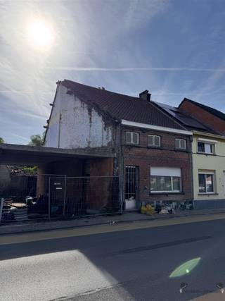 <h1><span>Te slopen woning op centrale ligging met tal van mogelijkheden perceel van 205 m²</span></h1><p><span>Bent u op zoek naar een projectgrond of renovatie-/nieuwbouwopportuniteit in het centrum van Hamme? Dan biedt deze eigendom op een perceel van 205 m² interessante mogelijkheden voor investeerders, ontwikkelaars en particulieren met een toekomstvisie.</span></p><p><span>Deze gesloten bebouwing bevindt zich op een centrale en goed bereikbare locatie in Hamme, langs een doorgaande straat met een uitstekende zichtbaarheid. Het perceel biedt een mooie basis voor wie op zoek is naar een herontwikkelingsproject op een strategische ligging.</span></p><p><span>De woning is momenteel niet meer geschikt voor bewoning en dient gesloopt te worden, waardoor u de kans krijgt om het perceel volledig naar eigen wensen en conform de geldende stedenbouwkundige voorschriften te ontwikkelen.</span></p><p><span>Troeven van deze eigendom:</span></p><p><span><br />Centrale ligging in Hamme<br />Perceeloppervlakte van 205 m²</span></p><p><span>Zijtoegang naar de tuin via doorgang woning links.<br />Goede bereikbaarheid en zichtlocatie<br />Interessante opportuniteit voor nieuwbouwproject<br />Gelegen in een levendige buurt met woningen en handelszaken in de omgeving<br />Ideaal voor investeerders, ontwikkelaars of particulieren met bouwplannen</span></p><p><span>Dankzij de gunstige ligging bevinden winkels, scholen, openbaar vervoer en andere voorzieningen zich op korte afstand. Dit maakt het perceel aantrekkelijk voor diverse toekomstige invullingen.</span></p><p><span>Bent u op zoek naar een eigendom met potentieel op een toplocatie in Hamme? Neem dan vandaag nog contact met ons op voor meer informatie of een plaatsbezoek.</span></p>