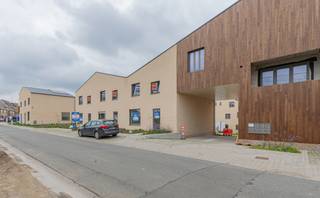 HERZELE - Ontdek <strong>Woonpark Truweel</strong>, een uniek woonproject in het hart van Herzele met 18 Bijna-Energie-Neutrale (BEN) woningen. Hier geniet je van toekomstgericht comfort, energiezuinig wonen en een aangename groene leefomgeving.<br /><br />
<h3><strong>Comfortabel & toekomstgericht wonen</strong></h3>
Elke woning is uitgerust met de <strong>nieuwste technologieën</strong> voor een <strong>maximaal wooncomfort</strong> en een minimaal energieverbruik: geothermische warmtepomp met koeling, zonnepanelen, vloerverwarming in alle leefruimtes, ventilatiesysteem D met warmterecuperatie, regenwaterput, laadvoorziening voor elektrische wagen,... De woningen zijn <strong>licht, ruim en functioneel ingedeeld</strong> met hoogwaardige afwerking. Elke woning beschikt over een <strong>privéparkeerplaats </strong>en een aparte berging, ideaal voor fietsen, tuinmateriaal of extra opslagruimte.<br /><br />
<h3><strong>Samen genieten van groen & ruimte</strong></h3>
Geniet van het beste van twee werelden: een <strong>ruime gemeenschappelijke tuin</strong> waar bewoners kunnen ontspannen, samenkomen of kinderen veilig kunnen spelen en <strong>een privé terras</strong> bij elke woning voor je eigen rustmomenten. Daarnaast is er een <strong>polyvalente ruimte</strong> op het domein, perfect als ontmoetingsplaats, coworking plek, of voor gemeenschappelijke activiteiten.<br /><br />
<h3><strong>Centrale ligging & slimme investering</strong></h3>
Dankzij de uitstekende verbindingen ben je in een mum van tijd in <strong>Aalst, Zottegem of Gent</strong>. Zo woon je rustig en groen, zonder in te boeten op mobiliteit. Door het gunstig E-peil geniet je bovendien van korting op de onroerende voorheffing gedurende de eerste vijf jaar. <br /><br />Kortom: wonen zoals het hoort. Duurzaam, comfortabel en verbonden!<br /><br />Ontdek jouw nieuwe thuis vandaag! <br />Bel ons voor meer informatie of een bezoek: <strong>053 / 60 65 60</strong>.