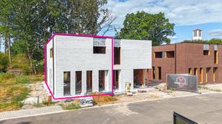 <p><span>Elke zondag welkom op ons kantoor van 10u-12u voor meer info over de nieuwbouwprojecten!<br /></span><br />Moderne nieuwbouwwoning in ruwbouw (HOB) met 3 slpks, zalig gelegen op een nieuwe verkaveling met een uitstekende bereikbaarheid naar winkels, scholen en de autosnelweg E313-E314!<br />Deze rustige gelegen half open bebouwing wordt opgetrokken in een lichte steen en bevindt zich op een perceel van 2.5 are met een zuidwestelijke oriëntatie.<br /><br />De strakke blok heeft een bruto bewoonbare oppervlakte van 156 m² en is praktisch opgedeeld.<br />Er werd rekening gehouden met een grote leefruimte met achteraan een gezellige keukenruimte verbonden met een ruime berging.<br /><br />Via de inkomhal met gastentoilet komt men in de living met aparte zithoek en eetkamer.<br />Vanuit de living vertrekt ook de trap naar boven. Langs de keuken bevindt er zich een praktische berging. Door de grote ramen is er een uitstekende lichtinval.<br />Op de eerste verdieping zijn er 3 slaapkamers ( waarvan 1 met dressing), een technische berging, een apart toilet en een badkamer.<br /><br />Deze ruwbouwwoning wordt opgeleverd met een vlak getrokken perceel dat onmiddellijke aanplanting toelaat.<br /><br />De Simone Reyndersstraat is een jonge verkaveling waar rust en wonen hand in hand gaan.<br />Boekt staat gekend als een rustig gedeelte van Heusden-Zolder met als grote troef de uitstekende bereikbaarheid van de autosnelweg richting Verkeerswisselaar E313-E314 = “Het Klaverblad”.<br />Als extraatje vertrekt men vanuit hier te voet richting natuur voor ene prachtige boswandeling en heeft men ook nog een echte warme bakker in de buurt!<br />Deze compacte woningen zijn ideaal als starterswoningen : ook een school ligt gewoon om de hoek.<br /><br />De woningen worden verkocht onder 12% schrijfgeld op de grond en 21% op de constructie!<br /><br />Samenwerken met deze bouwheer is kiezen voor zekerheid en duidelijke afspraken; voor de snelle beslissers zijn aanpassingen binnen nog mogelijk.<br /><br />GELIJKVLOERS : inkomhal, gastentoilet, leefruimte met trap naar boven, eetkamer, keuken, grote berging<br />EERSTE VERDIEPING : nachthal, 3 slaapkamers ( waarvan 1 met dressing) , badkamer, berging, apart toilet<br />TUIN: aan te leggen<br /><br />Pluspunten:<br />-zeer rustige verkaveling, gelegen op het einde = doodlopend<br />-strakke en moderne stijl!<br />-zeer degelijke bouw<br />-156 m²<br />-aangename leefruimte- grote berging<br />-3 slaapkamers (waarvan 1 met dressing)<br />-goede ligging<br />-bij de autosnelweg alsook bij natuur en bos!<br />-grondwaarde aan 12%, enkel constructie onder 21%BTW<br />-regenwaterput en wadi<br /><br /><span>Maatregelen opgenomen in het Maatregelenregister: nee</span><br /><br />Voor een afspraak of meer info, bel ons op 078/78.78.70, of kom gewoon binnen op ons kantoor. Steeds welkom!</p>