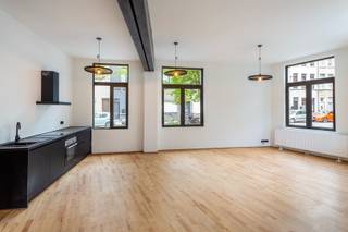 Instapklaar appartement op een zuchtje van Park Spoor Noord<br /><br />Welkom in de Oranjestraat 92 — hier woon je op een zucht van Park Spoor Noord. De straat geeft letterlijk uit op het park, de ideale plek voor een picknick, om te sporten of om te genieten van een lekker drankje in de zomerbar. Ook qua bereikbaarheid zit je hier goed: alle vormen van openbaar vervoer bevinden zich in de directe omgeving en de invalswegen zijn vlot bereikbaar.<br /><br /><br />Dit kleinschalige, eigenzinnige renovatieproject uit 2022 bestaat uit vier ruime éénslaapkamerappartementen die, dankzij de hoekligging, allemaal kunnen genieten van uitzonderlijk veel lichtinval.<br />Het appartement beschikt over een inkomhal, een handige (was)berging en een badkamer voorzien van douche, lavabo en toilet. Op de hoek vinden we de ruime leefruimte, uitgerust met een open keuken met alle gebruikelijke toestellen. De slaapkamer is aan de rustige achterkant gelegen.<br />Verder is er een privatieve kelderberging voorzien en beschikt het gebouw over een gemeenschappelijke fietsenberging.<br />Contacteer ons nu voor meer informatie of een bezoek ter plaatse!<br /><br />Bijzonderheden<br /><br />•Individuele meters en verwarming<br />•Conforme elektriciteit en gunstige EPC-score<br />•Per direct beschikbaar<br />•Leuke, opkomende locatie<br /><br />Verplichte vermeldingen:<br /><br />EPC: 140 kWh/m²<br />P-score: D<br />G-score: D<br />Stedenbouwkundige inlichtingen: Vg, Wg, Gvkr, Gmo, Gvv