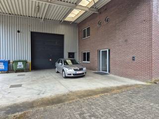 In Dilsen-Stokkem, op het industrieterrein van Rotem, is dit bedrijfspand (bouwjaar 2006) met een oppervlakte van +/-1.660 m² op een perceel van 18a87ca beschikbaar. Aan de voorzijde van het gebouw is parkeerruimte voor een tiental wagens voorzien, met daarnaast bijkomende parkeermogelijkheden aan de zijkant van het pand. <br /><br />Het magazijn heeft een oppervlakte van 800m² (80m x 20m) en beschikt naast een tussenvloer van 560m² ook over een luifel van 100m². Het kantoor is verdeeld over 2 bouwlagen van elk 150m² beschikt naast kantoren ook over sanitair, kleedruimtes met douches, een kitchenette en een EHBO-lokaal.<br /><br />Het gebouw is uitgerust met een personenlift en wordt verwarmd via radiatoren op aardgas, aangevuld met gasgestookte hete luchtblazers in de bedrijfshal. De bedrijfshal beschikt over daglichtstraten, 2 sectionale poorten en de vrije hoogte bedraagt maximaal 6m. Het pand beschikt over een PV-installatie (12,8Kw-piek) met groene-stroomcertificaten die nog lopen tot 2029.<br /><br />De elektrische installatie is conform. Het kantoor heeft EPC-label A. <br /><br />Vg - Gmo - Gvv - Igb/WgLk - Gvkr<br /><br />Voor meer info of een bezichtiging kan u ons contacteren op 011/39.90.50 of info@jansenrealestate.be