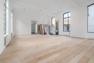 Dit gelijkvloerse appartement is bijzonder interessant voor allen die hun toekomstige thuis volledig zelf willen indelen en inrichten.
Wij bieden u de mogelijkheid om weg te dromen en creatief te zijn.
Een van de grootste voordelen van dit appartement is de mogelijkheid tot aanpassing en personalisatie. U krijgt de vrijheid om het interieur volledig naar uw eigen smaak en behoeften aan te passen. Van de indeling van de ruimtes tot de keuze van materialen en afwerkingen, alles kan worden aangepast aan de voorkeuren van de eigenaar. 
De relatie met de prachtige binnentuin spreekt aan om te leven met open ramen, u vertoeft in een sprookje.
Om u te ontzorgen krijgt u inzage voorzien in een plan met een mogelijke indeling.<br />