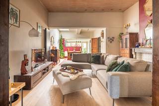 <p>On a quiet street in 2020 Antwerp, you will find this 90 m² ground-floor apartment with a 25 m² city garden, behind an authentic yellow-brick façade. High ceilings, a marble fireplace and wooden floors give this apartment a character you simply won't find in a new build.</p>
<p><strong>Highlights at a glance</strong> + Ground-floor living with a private 25 m² city garden<br />+ Generous 30 m² bedroom with authentic wooden doors<br />+ EPC label C, asbestos-safe certificate and compliant electrical installation<br />+ Rear extension fully insulated in 2026 (roof and rear façade)<br />+ Kitchen from 2021<br />+ Characterful façade, high ceilings, marble fireplace and wooden floors</p>
<p><strong>Layout</strong> You enter the light-filled living room with high ceilings and a marble fireplace. Original wooden double doors open onto the generous bedroom of no less than 30 m², leaving ample space for a large walk-in wardrobe or home office. The dining area with skylight connects to the semi-open kitchen (2021), where the large sliding window takes you straight into the walled city garden: a cosy terrace with plenty of greenery.</p>
<p>Ready to feel at home here? Call 0478.65.04.73 and book your viewing today!</p>