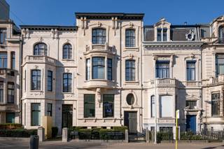 <span>Sur la prestigieuse avenue Jan Van Rijswijck, cet appartement exceptionnel est situé au premier étage d’un immeuble majestueux récemment rénové. Avec une superficie habitable de 180 m², comprenant une spacieuse terrasse, il offre une expérience de vie luxueuse avec tout le confort moderne. <br /><br />Dès l’entrée, vous êtes accueilli par un espace de vie impressionnant, où les hauts plafonds de 3,8 mètres procurent une sensation d’ouverture et d’espace. Grâce aux grandes baies vitrées, le salon et la salle à manger sont baignés de lumière naturelle, mettant en valeur les finitions élégantes et les matériaux de haute qualité. <br /><br />L’appartement dispose de deux grandes chambres, chacune avec sa propre salle de bain. Toutes les installations techniques ont été récemment mises à jour et le toit a également été rénové, vous permettant ainsi de profiter de ce bien prêt à être emménagé en toute sérénité. <br /><br />Non seulement l’appartement respire le luxe, mais l’immeuble lui-même est également en excellent état. En 2023, la façade, le hall d’entrée et l’ascenseur ont été entièrement rafraîchis, contribuant ainsi à l’aspect raffiné de l’ensemble. De plus, une cave est prévue pour un espace de rangement supplémentaire. Une place de parking intérieure est également disponible pour 35.000 €. <br /><br />Cet appartement unique allie espace, luxe et un emplacement privilégié sur l’une des plus belles avenues d’Anvers. Une opportunité rare pour ceux qui recherchent un appartement élégant et prêt à vivre, avec toutes les commodités modernes.</span>