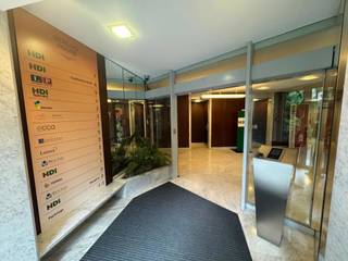 Bureaux à louer dans un immeuble iconique au coeur d'un magnifique jardin, situé à côté de Mongomery. Proximité avec la E411, la E40 et l'aéroport de Zaventem. Nombreuses facilités et commerces dans les environs immédiats. Facilement accessible via les transports en commun.<br />Parking IN: 1.500 €/emplacement/an.<br />Hors taxes et charges.