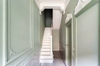 Dit instapklare appartement maakt deel uit van een recente totaalrenovatie waarbij het volledige gebouw met kwalitatieve materialen werd vernieuwd. Het appartement bevindt zich op de tweede verdieping van een karaktervolle herenwoning met slechts vier units, wat zorgt voor een aangenaam en kleinschalig woongevoel.<br /><br />De leefruimte is ruim en lichtrijk, met authentieke elementen zoals hoge plafonds, een sierschouw en parketvloer die zorgen voor een warm karakter. De open keuken met eetruimte sluit hier mooi op aan en is volledig en praktisch ingericht.<br /><br />Aan de achterzijde bevinden zich een volwaardige slaapkamer en een mooi afgewerkte badkamer met douche en wastafel.<br /><br />Gelegen in de statige Eglantierlaan, één van de meest gegeerde straten van Wilrijk, woon je hier in een groene en aangename omgeving tussen karaktervolle herenwoningen. Op wandelafstand vind je Park Den Brandt en het Nachtegalenpark, terwijl winkels, scholen en openbaar vervoer zich vlakbij bevinden. Ook de verbinding naar Antwerpen is bijzonder vlot en met de fiets sta je zo op het Zuid.<br /><br />Kortom, een instapklaar appartement met karakter en charme, ideaal voor wie comfortabel wil wonen op een gegeerde locatie.<br /><br />Epc: B, P-score: A, G-score: A, Wg-Vg-Gmo-Gvv-Gvkr