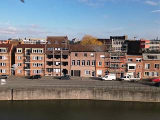 Opbrengsteigendom bestaande uit 18 studentenkamers en twee autostaanplaatsen gelegen aan de Bargiekaai<br /><br />Bijzondere investeringsopportuniteit door de grote vraag en het grote tekort aan studentenhuisvesting op de Gentse vastgoedmarkt.<br /><br />Alle 18 eenheden beschikken over de nodige geldige conformiteitsattesten tem 15/03/2033. De opbrengsteigendom heeft een stabiele maandelijkse huurinkomst van € 8150 per maand exclusief kosten (5,2% bruto rendement). Extra aangerekende kost per kamer voor EGW en internet is € 80/maand. Elektrische keuring conform.<br /><br />Kortom een interessante opportuniteit door zijn stabiele inkomsten, huurpotentieel en verzekerde toekomstige bezetting