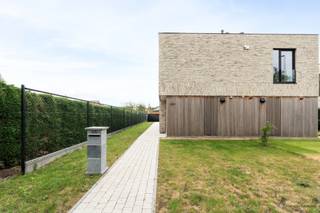 <p><span>Instapklare en energiezuinige halfopen bebouwing (2023) met zonnige tuin</span></p><p><span>Deze recente halfopen bebouwing uit 2023 combineert modern wooncomfort met een uitstekende energiezuinigheid. Via de aparte inkomhal, voorzien van een praktisch gastentoilet en handige berging, betreden we de woning.</span></p><p><span>Op het gelijkvloers bevindt zich een ruime en lichtrijke leefruimte met open keuken. Dankzij de grote raampartijen geniet u hier de hele dag van een aangename natuurlijke lichtinval en een mooi zicht op de tuin.</span></p><p><span>De eerste verdieping omvat drie volwaardige slaapkamers, een stijlvolle badkamer en een afzonderlijk toilet, wat zorgt voor extra comfort voor het hele gezin.</span></p><p><span>Buiten geniet u van een onderhoudsvriendelijke, zuidgerichte tuin waar het heerlijk vertoeven is in alle rust. De woning beschikt over een parking plaats en carport</span></p><p><span>Troeven van deze woning:</span></p><ul><li><span>Recente woning (bouwjaar 2023) </span></li><li><span>Energiezuinig met </span><span>EPC-label A</span><span> </span></li><li><span>Voorzien van zonnepanelen </span></li><li><span>3 airco-units voor optimaal comfort </span></li><li><span>Zuidgerichte tuin </span></li><li><span>Rustige ligging </span></li><li><span>Onderhoudsvriendelijke afwerking </span></li><li><span>Instapklaar </span></li></ul><p><span> </span></p><p><span>Verkoop onder het gunstige tarief van </span><span>2% registratierechten</span><span>.</span></p>