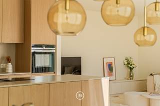 Dit luxueus afgewerkt appartement maakt deel uit van het nieuwbouwproject AQUILO, gelegen in het prestigieuze Sint-Idesbald. Een residentie die verfijnde architectuur koppelt aan een uitzonderlijk wooncomfort, midden in een stijlvolle en rustige omgeving aan de kust.<br /><br />Het energiezuinige karakter van de appartementen wordt verzekerd door individuele zonnepanelen, doorgedreven isolatie, een warmtepomp en balansventilatie type D. De ruime oppervlaktes en hoogwaardige afwerking onderstrepen het exclusieve cachet van dit project.<br /><br />Het appartement bevindt zich op de tweede verdieping en werd op plan ingedeeld als volgt: inkomhal met gastentoilet en berging, lichtrijke leefruimte met open keuken, twee slaapkamers, een badkamer, een zuidwestgericht terras en een ruime zolderberging.<br /><br />Verplichte aankoop van parkeergelegenheid en kelderberging, niet inbegrepen in de prijs.<br /><br />Oppervlakte appartement: 123,51 m²<br />Oppervlakte terras: 20,10 m²<br />Oppervlakte zolder: 20,84 m²<br /><br />Voor bijkomende informatie of een bezoek aan het modelappartement kunt u ons steeds contacteren via 050 66 00 00 of louna@found-baker.com