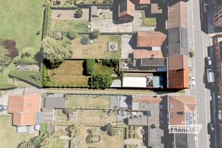 Gelegen in de Bruggestraat, in het centrum van Poperinge, biedt deze halfopen woning een uitzonderlijke opportuniteit voor wie op zoek is naar een renovatieproject of een interessante bouwgrond op een toplocatie. Dankzij de ruime perceeloppervlakte van 591 m² en een bewoonbare oppervlakte van maar liefst 214 m² zijn de mogelijkheden hier bijzonder veelzijdig.<br /><br />De woning verwelkomt je via de inkomhal en beschikt op het gelijkvloers over een inpandige garage, een woonkamer met mogelijkheid tot eetplaats, een keuken, diverse bergingen en koterijen en een badkamer met toilet. Op de eerste verdieping bevinden zich een nachthal, een ruime kamer, een slaapkamer, een tweede keuken en een extra badkamer. De tweede verdieping biedt nog verschillende kamers en een zolderruimte. Achteraan geniet je van een ruime, groene en volledig omheinde tuin. De praktische zij-uitweg langs de woning vormt een absolute meerwaarde, ideaal voor tuinwerken of renovatiewerken. Dankzij de centrale ligging in Poperinge bevinden winkels, scholen en andere voorzieningen zich op wandelafstand.<br /><br />Ben je op zoek naar een ruime woning te koop in Poperinge met tal van mogelijkheden? Contacteer Immo Francois voor een bezoek. Vanuit onze sterke aanwezigheid in Poperinge begeleiden we je graag persoonlijk bij de ontdekking van dit unieke eigendom.<br /><br />Denk je eraan om je woning in Poperinge te verkopen? Neem vrijblijvend contact op met Manon van Immo Francois in Poperinge voor een gratis schatting via manon@immofrancois.be.<br /><br />