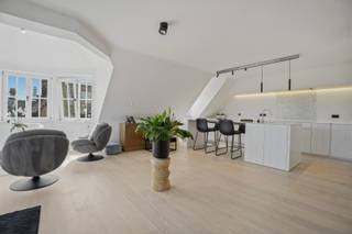 Instapklaar duplexappartement (125 m²) met zicht op de kaai in Nieuwpoort-Stad<br />Bent u op zoek naar een luxueuze uitvalsbasis in het hart van Nieuwpoort-Stad? Dit duplexappartement uit 2014 combineert een hoogwaardige afwerking met een uitstekende ligging. Het middelpunt van de woning is de riante leefkeuken met kookeiland en kwalitatieve inbouwtoestellen. <br />Dankzij de grote raampartijen in de erker geniet u van een prachtige lichtinval en een rustgevend uitzicht. Op de tweede verdieping bevindt zich een indrukwekkende master suite van, compleet met maatwerk-inbouwkasten, een ruime dressing en een moderne en-suite badkamer. Met een gunstig EPC-label B (118 kWh/m²) en vloerverwarming geniet u hier van een zorgeloze, energiezuinige woonervaring zonder renovatieplicht.<br />Uw troeven op een rij:<br />- Toplocatie: Centraal gelegen nabij de markt en de sfeervolle kaai.<br />- Master suite: Een oase van rust met dressing (14 m²) en en-suite badkamer. (mogelijk 2e slaapkamer op de eerste verdieping)<br />- Luxe kookbeleving: Volledig uitgerust met o.a. stoomoven, koffiemachine en inductie.<br />- Energiezuinig wonen: EPC-label B, vloerverwarming en geen renovatieverplichting.<br />- Buitenruimte: Gezellig terras (6 m²) voorzien van wateraansluiting en verlichting.<br /><br />Optioneel: Mogelijkheid tot aankoop van een ruime inpandige garage (19 m²) op het gelijkvloers, uitgerust met automatische poort en directe toegang via de lift.<br /><br />(Ref. NI27678)
