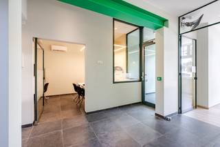 <p><span>Dit uitstekend gelegen pand bevindt zich in een drukbezochte straat in het centrum van Heusden, het pand is momenteel ingericht als bankkantoor</span><span>.</span><span><br />En geniet van een zeer goede visibiliteit voor zowel voetgangers als verkeer. Een ideale locatie voor wie maximale zichtbaarheid wenst. </span></p><p><span>Dankzij de functionele indeling, de uitstekende zichtbaarheid en de centrale ligging vormt dit kantoor een uitstekende opportuniteit voor ondernemers die zich willen vestigen in Heusden.<br /><br />Het pand omvat: <br />Inkomhal, verschillende kantoorruimtes, praktische keuken, toilet, berging en tuin met kunstgras. <br />Voldoende parkeermogelijkheden in de straat. <br /><br /></span></p><p><span>EPC in opmaak.<br />Dit kantoor is beschikbaar na overleg.<br />Bel naar 09 231 75 92 of mail naar verhuur@immo-zone.be voor meer informatie. </span></p><p><span> </span></p><p><span> </span></p>