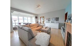 Dit comfortabel en praktisch 2-slaapkamerappartement met TERRAS en GARAGE heeft een uitstekende en rustige ligging in Sint-Pieters Brugge, vlakbij...