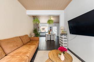 [[ DIT PAND NEEMT DEEL AAN DE ERA OPEN HUIZEN DAG OP 13/6 VAN 14:30 TOT 15:30 ]]
<p>Te koop: halfopen woning in het centrum van Hamme, op wandelafstand van scholen en openbaar vervoer.</p>

<p> </p>

<p>Deze woning uit 1957 biedt een ruime indeling en een aangename ligging in een rustige straat. De grote tuin is een echte troef voor wie houdt van buitenruimte. Daarnaast beschikt de woning over een ruime zolder die extra mogelijkheden biedt, en een praktische berging voor al uw spullen. De combinatie van deze kenmerken maakt dit huis ideaal voor gezinnen die comfort en functionaliteit zoeken.</p>

<p> </p>

<p>Belangrijkste ruimtes:<br />• Ruime living (34 m²) met veel lichtinval<br />• Keuken (10 m²) met directe toegang tot de tuin<br />• Drie slaapkamers (18 m², 9 m², 18 m²)<br />• Badkamer (6 m²)<br />• Berging (13 m²) voor extra opslag<br />• Garage (9 m²)<br />• Inkomhal (9 m²)<br />• Zolder (45 m²) met veel potentieel</p>

<p> </p>

<p>Troeven:<br />• Grote tuin voor ontspanning en spel<br />• Ruime zolder met mogelijkheden<br />• Praktische berging voor opslag</p>

<p> </p>

<p>Neem vandaag nog contact op met uw ERA-makelaar voor een bezoek.</p>

<p> </p>

<p>JOUW DROOMHUIS. ZO GEVONDEN!</p>