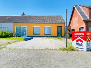 Moorslede - Woning met 3 slaapkamers te koop.<br /><br /><u>Indeling:</u><br />Bij het binnenkomen via de <strong>inkomhal</strong>, gaan we naar de <strong>leefruimte </strong>die voorzien is van een <em>zithoek</em>, <em>bureauhoek </em>en <em>eetplaats </em>met veel lichtinval.<br />Aansluitend vinden we de <strong>keuken </strong>die vernieuwd werd in 2023. De keuken is voorzien van een oven en gasfornuis. Vanuit de keuken hebben we zicht op de tuin. De <strong>tuin </strong>is voorzien van een <strong>terrasruimte </strong>waaraan een <em>praktische</em> <strong>berging</strong>/<strong>werkruimte </strong>aanpaalt met een oppervlakte van 30m².<br />Naast de ruime leefruimte bevindt zich de <strong>badkamer </strong>met douche met een lavabo en toilet. De badkamer werd ook vernieuw in 2023.<br />Op het <u>gelijkvloers</u> vinden we de <strong>twee slaapkamers</strong> terug. De ene wordt momenteel gebruikt wordt als <em>dressing </em>en <em>wasruimte</em>. De andere wordt gebruikt als <em>bureau</em>.<br />Op de <u>eerste verdieping</u> vinden we de <strong>derde slaapkamer </strong>terug die momenteel als <em>masterbedroom</em> terug met aanpalend een extra ruimte voor <em>berging</em>/<em>ontspanningsruimte</em>.<br /><br /><strong>Troeven:</strong>
<ul><li>Rustige straat</li><li>Veel lichtinval</li><li>Grote oprit (3 à 4 auto's)</li><li>Vernieuwde keuken en badkamer</li><li>Rolluiken</li><li>Goed onderhouden</li><li>Zicht op tuin vanuit keuken</li></ul>
Renovatieplicht