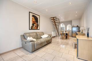 Deze ruime woning die we te koop aanbieden in Deurne, is gelegen in de Tweemontstraat 190.Bij het betreden van dit huis dat we te koop aanbieden in Deurne, vind je aan de rechterkant de dubbele garage met werkruimte achteraan.Aan de linkerkant betreed je de woning via de gezellige leefruimte met daaropvolgend de ruime keuken. De keuken biedt tevens toegang tot de aangename tuin.Op de eerste verdieping van het huis hier te koop aangeboden in Deurne, vinden we 3 slaapkamers, een bureauruimte of dressing en een ruime badkamer.Voor een dagje Antwerpen stad met het gezin, kan je gemakkelijk het openbaar vervoer nemen.Winkels, bakkers, beenhouwers en meer bevinden zich op loopafstand.EPC Tweemontstraat 190 : 412 kWh / (m² jaar) (E)Ben jij geïnteresseerd in dit vastgoed te koop in Deurne? Aarzel dan niet om ons te contacteren. Het Dewaele vastgoedkantoor van Deurne aan de Turnhoutsebaan staat graag tot uw dienst.Had u graag een gratis schatting van uw eigendom? bel ons voor een vrijblijvend gesprek op 03/666.66.66 of mail naar deurne@dewaele.comBestuursmaatregelen in het maatregelenregister: in aanvraagVastgoedinlichtingen: in aanvraagAsbestattest: in opmaakDit pand is onderworpen aan de renovatieverplichting van de Vlaamse overheid voor residentiële gebouwen (behoudens bij sloop binnen 5 jaar na de aankoop). Consulteer voor meer informatie de website van het Vlaams Energie- en Klimaatagentschap via https://www.vlaanderen.be/een-woning-kopen/renovatieverplichting-voor-residentiele-gebouwenBestuursmaatregelen in het maatregelenregister: nee
