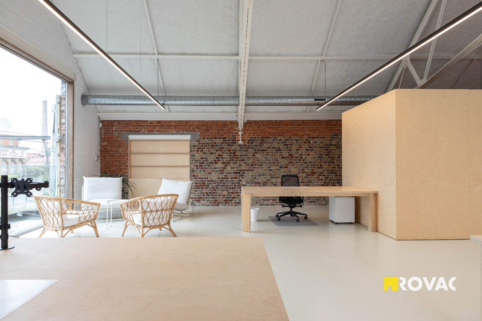 Stijlvolle en instapklare kantoorruimte met binnentuin in centrum Izegem! - foto 4