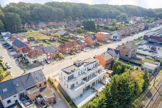 “Project D’Ora”, een uniek project bestaande uit 8 BEN-appartementen waar de nadruk ligt op de prachtige afwerkingsgraad in combinatie met riante terrassen. <br /><br />Dit centraal gelegen nieuwbouwproject bevindt zich op een uitstekende locatie net buiten centrum Aarschot, nabij winkels, scholen alsook openbaar vervoer en stationsbuurt. <br /><br />Eveneens vlotte verbinding richting omliggende grootsteden zoals Leuven, Hasselt en Brussel, wat ideaal is voor het woon-werkverkeer alsook vlakbij oprit autostrade E314 en andere verbindingswegen.<br /><br />In totaliteit zullen er 8 BEN-appartementen ontwikkeld worden met oppervlaktes van 66 m² tot 103 m² allen voorzien van hoogwaardige afwerking. Parkeergelegenheid vinden we in een ondergrondse parkeergarage met aansluitend privatieve bergingen.<br /><br />De riante terrassen alsook privatieve tuinen zorgen hier voor de nodige hedendaagse luxe en prachtige buitenatmosfeer. <br /><br />De hoogwaardige, unieke en stijlvolle afwerking met oog voor de toekomstige normen en energiezuinigheid vormen de basis van dit opmerkelijk geheel. Dit alles maakt deel uit van het exceptioneel lastenboek.<br /> <br />Ideale opportuniteit als opbrengsteigendom met gunstig rendement!<br /><br />Een project waar iedere/elke leeftijdscategorie zich op slag zal thuis voelen!<br /><br />Bent u ook nieuwsgierig? Aarzel dan niet om contact op te nemen voor verdere vrijblijvende informatie of een bespreking op kantoor.