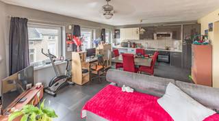 <p>Cet <strong>immeuble de rapport entièrement loué, composé de 3 entités</strong>, constitue une opportunité d’investissement intéressante et combine un espace commercial au rez-de-chaussée avec deux agréables appartements de 2 chambres. L’ensemble du bâtiment est proposé à la vente en un seul lot.<span></span></p>
<p>Grâce à sa situation en angle bien en vue, à l’intersection de la Geraardsbergsestraat et de l’August Marcelstraat, l’espace commercial bénéficie d’une excellente visibilité et d’un bel attrait commercial. Le premier et le deuxième étage accueillent chacun un appartement de 2 chambres d’environ 65 m².</p>
<p>La combinaison d’une affectation commerciale et résidentielle, répartie sur trois entités actuellement louées, rend ce bien particulièrement intéressant en tant qu’investissement. Sa situation centrale à Alost constitue également un atout majeur. Commerces, établissements horeca, transports en commun et de nombreuses autres commodités se trouvent à distance de marche.</p>
<p>Une belle opportunité pour toute personne à la recherche d’un immeuble de rapport entièrement loué, bénéficiant d’un emplacement central et visible à Alost.</p>
<p><strong>PEB :</strong><br />Appartement 1 : 188 kWh/m² – label énergétique B<br />Appartement 2 : 623 kWh/m² – label énergétique F<br />Espace commercial au rez-de-chaussée : label énergétique C.</p>
<p>Vous souhaitez obtenir davantage d’informations sur les revenus locatifs actuels ou planifier une visite ? N’hésitez pas à nous contacter : <strong>info@immo-desk.be</strong> ou <strong>0499/52.58.11</strong>.</p>