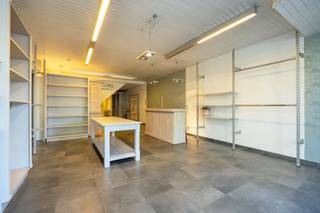UNIEKE KANS: instapklaar handelspand met topligging in Sint- Antonius<br /><br />Bent u opzoek naar de perfecte locatie om uw zaak te starten of uit te breiden? Dit ruime en instapklare handelspand van 148m² bevindt zich pal in het commerciële hart van Sint- Antonius en garandeert u maximale visibiliteit dankzij de uitstekende ligging op de drukke verbindings-as Antwerpen-Turnhout.<br /><br />Met Etalage, Professionele inrichting en moderne voorzieningen is dit pand een absolute blikvanger die moeiteloos klanten aantrekt. Of u nu een boetiek, kantoor, praktijk of horeca concept wilt opstarten: dit pand biedt u de perfecte basis om meteen van start te gaan.<br /><br />Alle troeven op een rij:<br />• 148 m² commerciële ruimte – volledig instapklaar, voorzien van paskamers en winkelrekken (kan eenvoudig aangepast worden aan uw concept).<br />• Praktische kitchenette &amp; gezellig terras (ca. 25 m²) – ideaal voor pauzes of als extra benutbare ruimte.<br />• Garagebox achteraan – handig als opslagruimte of voor leveringen.<br />• 2 privatieve parkeerplaatsen voor de deur – absolute troef voor klanten en personeel.<br /><br />Extra pluspunten:<br />• Verwarming op aardgas + airconditioning.<br />• Zonnepanelen → energiezuinig verbruik.<br />• Dubbele beglazing &amp; aluminium schrijnwerk.<br />• Volledig rolstoeltoegankelijk.<br />• Gunstig EPC: 231 kWh/m².<br />• Flexibel inzetbaar voor tal van commerciële activiteiten.<br /><br />Ook interessant als investering<br /><br />Het handelspand is momenteel verhuurd aan € 1.300 per maand, wat deze eigendom niet alleen interessant maakt voor eigen gebruik, maar ook voor investeerders die opzoek zijn naar onmiddellijk rendement.<br /><br />Voor verdere informatie omtrent de huurovereenkomst en de gemaakte afspraken, neem zeker contact met ons op! <br /><br />Dit is de ideale opportuniteit voor ondernemers die zichtbaarheid, bereikbaarheid en gebruiksklaar comfort belangrijk vinden.<br /><br />Wacht niet langer en grijp deze kans om uw zaak te vestigen op een toplocatie in Sint-Antonius.