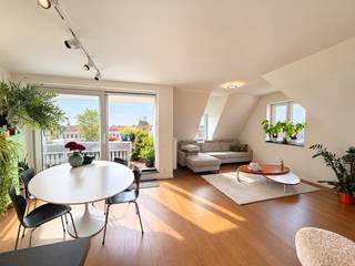 Recent appartement voorzien van 2 slaapkamers en een ruim zonneterras, centraal gelegen in de mooie verkaveling “Heulebrug” te Heist-aan-Zee.<br />Het appartement is rustig gelegen en geniet van een aangenaam open zicht vanop het terras.<br />Bovendien kan er nog een grote garage aangekocht worden in hetzelfde gebouw. Een absolute meerwaarde.<br /><br />Het appartement bevindt zich in een goed geïsoleerd gebouw en is volledig instapklaar.<br />Zo profiteert u van een energielabel A en een conforme elektriciteitskeuring.<br /><br />Indeling: inkomhal met apart toilet en praktische berging voor WM/DK, een zeer mooie en brede leefruimte met toegang tot het zonneterras, een volledig ingerichte open keuken, 2 slaapkamers en een hedendaagse badkamer met inloopdouche. Plaats voor fietsen beneden in de kelderverdieping.<br />Optioneel kan er nog een grote garage aangekocht worden in het gebouw zodat u rechtstreekse verbinding hebt tussen de garage en het appartement.<br /><br />Het strand van Heist ligt op slechts enkele minuten fietsen.<br />Bezoek warm aanbevolen.<br /><br />Bezoek mogelijk op afspraak met Willem Cauwels op tel. 050/89.27.70.