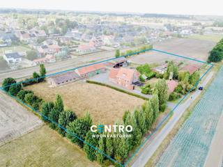 INTERESSANT gelegen hoeve op rustige ligging, doch met zeer VLOTTE verbinding met de autosnelweg! Rustig gelegen hoeve met 2 toegangswegen, wat zeer handig is om privé en werk mooi gescheiden te houden. De hoeve met ruime woonst (7 slpks) heeft 7 ruime bijgebouwen wat zeer INTERESSANT is!<br /><br /><strong>WONING:<br /><u>INDELING:<br /><em>Gelijkvloers:</em></u></strong><br />Inkomhal - RUIME living - keuken (O.a. met fornuis, oven, dampkap en frigo) - eetplaats - kelder - berging - 2 garages - tuin.<br /><br /><strong><u><em>Eerste verdieping</em></u></strong><br />Nachthal - badkamer (O.a. met toilet, lavabo en ligbad met geïntegreerde douche) - 4 RUIME slaapkamers.<br /><br /><strong><u><em>Tweede verdieping:</em></u></strong><br />Nachthal - 3 slaapkamers.<br /><br /><u><strong>Opmerkingen:</strong></u><br />- 7 Bijgebouwen, benaderende oppervlaktes: 204m2, 248m2, 243m2, 141m2, 216m2, 420m2 en 323m2.<br />- Te renoveren.<br />- Mogelijkheid om extra aanpalende landbouwgrond bij te kopen.<br />- Positief pré-advies verleend voor funtiewijziging naar zonevreemd wonen.<br /><br />Aarzel zeker niet om ons te contacteren voor verdere info en/of een bezoek ter plaatse: 050/70.01.02 - info@centro.be.
