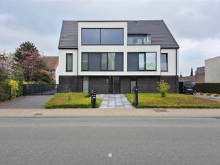 <p><span>SINT-NIKLAAS</span><span> - Nabij het centrum, Waasland Shoppingcenter en vlot bereikbaar via de invalswegen kan u dit luxueuze appartement vinden in een kleinschalige residentie.</span></p><p><span> </span></p><p><span>Alvast enkele troeven op een rij:</span></p><ul><li><span>BEN-appartement: zeer laag verbruik met vloerverwarming gekoppeld aan warmtepomp</span></li><li><span>Ruim terras</span></li><li><span>Voorzien van gordijnen en verlichting</span></li><li><span>Zeer gunstig gelegen vlakbij het centrum en diverse invalswegen</span></li></ul><p><span> </span></p><p><span> </span></p><p><span>De indeling is als volgt:</span></p><p><span>Inkomhal, gastentoilet, badkamer met dubbele lavabo en inloopdouche, twee slaapkamers, </span></p><p><span>zonnige leefruimte met grote, luxe-keuken (voorzien van inductiekookplaat Bora, ruime koelkast, vaatwas, combi-oven, diepvries) en aanpalend een ruim terras.</span></p><p><span>Bij het appartement horen ook nog een buitenparkeerplaats én een ruime garagebox.</span></p><p><span> </span></p><p><span> </span></p><p><span> </span></p><p><span>Beschikbaar: </span><span>1/07/2026</span></p><p><span>Huurprijs </span><span>: 995 Euro per maand</span></p><p><span>Algemene kosten</span><span>: 80 Euro per maand (incl. voorschot verwarming en warm water)</span></p><p><span>EPC</span><span>: 68 E-PEIL 43</span></p><p><span> </span></p><p><span>Interesse? Vraag dan snel je bezoek aan via onze website!</span></p>