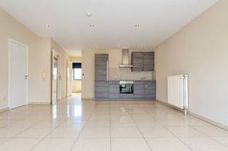 <h2><span>Instapklaar en bijzonder gezellig appartement in het centrum van Buggenhout.</span></h2><p><span>Dit charmante en lichtrijk appartement bevindt zich op de tweede verdieping van deze kleine residentie Manager, op een uitstekende locatie in het centrum, op wandelafstand van het station en de winkelstraat.</span></p><p><span>Het appartement werd </span><span>volledig gerenoveerd in 2003</span><span> en recent opnieuw volledig geschilderd. Het beschikt over een aangename leefruimte met veel natuurlijke lichtinval en een open, volledig ingerichte keuken. Verder omvat de woning </span><span>twee slaapkamers</span><span>, een vernieuwde badkamer met inloopdouche, een afzonderlijk toilet en een praktische bergruimte.</span></p><p><span>Ook op energetisch en technisch vlak heeft dit appartement heel wat te bieden. De woning beschikt over </span><span>centrale verwarming op aardgas met een nieuwe condensatieketel</span><span> en heeft een </span><span>EPC-label B (158 kWh/m²/jaar)</span><span>, waardoor er </span><span>geen renovatie verplichting</span><span> van toepassing is. Bovendien is de </span><span>elektrische installatie conform gekeurd</span><span>.</span></p><p><span>De syndickosten zijn bijzonder beperkt en bedragen slechts </span><span>199 per kwartaal</span><span>, inclusief onder meer het beheer en de verzekering van het gebouw.</span></p><p><span>Het appartement is momenteel </span><span>verhuurd aan 620 per maand, inclusief algemene kosten</span><span>. Dit vertegenwoordigt een jaarlijkse basishuur van </span><span>7.440</span><span>. Ten opzichte van de vraagprijs van </span><span>189.900</span><span> komt dit overeen met een </span><span>netto rendement van ca. 3,50% na aftrek van de opgegeven syndickosten</span><span> (vóór overige eigenaarskosten, belastingen en aankoopkosten).</span></p><p><span>Als extra troeven beschikt de residentie over een </span><span>gemeenschappelijke fietsenberging en huisvuilberging</span><span>.</span></p><p><span>Dankzij de combinatie van een </span><span>centrale ligging, EPC-label B, conforme elektrische installatie, lage syndickosten en onmiddellijke huuropbrengst</span><span> vormt dit appartement een aantrekkelijke opportuniteit voor zowel eigen bewoning als investering.</span></p><p><span>Voor verdere informatie of een bezoek ter plaatse kan u contact opnemen met </span><span>Immo Twins</span><span> via 052/55.55.55 of <span>info@immotwins.be</span></span><span>.</span></p>