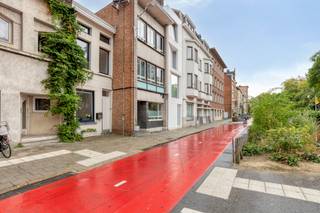 <p>Instapklaar huis in het centrum van Mechelen, nabij alle voorzieningen.</p><p><br /></p><p>Deze woning combineert charme met praktisch wooncomfort op een centrale ligging in Mechelen. Dankzij de instapklare afwerking kan je meteen genieten van een aangename woonomgeving zonder renovatiewerken. De woning bevindt zich vlak bij winkels, scholen, openbaar vervoer, het treinstation en belangrijke invalswegen, wat zorgt voor een vlotte verbinding in en rond de stad. Ook parken en andere dagelijkse voorzieningen bevinden zich in de directe omgeving. Met drie slaapkamers, een functionele indeling en een EPC-label C vormt dit huis een interessante opportuniteit voor wie comfortabel wil wonen in de stad.</p><p><br /></p><p>Belangrijkste ruimtes:<br />• Inkomhal<br />• Gezellige woonkamer<br />• Uitgeruste keuken met inductiekookplaat, oven, koelkast, diepvries, vaatwasser en dampkap<br />• Badkamer met inloopdouche, toilet en enkele wastafel in meubel<br />• 3 slaapkamers<br />• Nachthal<br />• Terras waar je rustig kan genieten van het buitenmoment<br />• Kelder</p><p><br /></p><p>Troeven:<br />• Instapklaar en goed onderhouden<br />• Gunstige ligging nabij winkels, scholen, station en openbaar vervoer<br />• Betegelde badkamer van 2022<br />• Keuken van 2022<br />• EPC-label C</p><p><br /></p><p>Neem vandaag nog contact op voor meer informatie of een bezoek.</p><p><br /></p><p>JOUW DROOMHUIS. ZO GEVONDEN!</p>