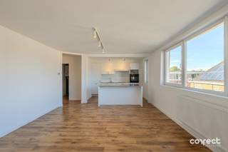 Volledig gerenoveerd appartement met 2 slaapkamers, dressing/slaapkamer en zonnig terras.STARTPRIJS: Elk bod boven deze startprijs, wordt voorgelegd aan de eigenaars, die al dan niet kunnen in gaan op dit aanbod.Op zijn centrale ligging ontdek je dit volledig gerenoveerde appartement (2026) met EPC-label B. Gelegen op de tweede verdieping van een gebouw zonder lift, geniet je hier van bijzonder lage algemene onkosten.De lichtrijke leefruimte sluit naadloos aan op de open, volledig geïnstalleerde keuken met kookeiland. Verder zijn er twee slaapkamers, waarvan één met toegang tot het zonnige terras met prachtig vergezicht richting de Brugse Halletoren. De moderne badkamer beschikt over een inloopdouche en toilet. Daarnaast zijn er een praktische berging en een extra ruime kamer, ideaal als dressing, bureau, hobbyruimte of extra bergruimte.De centrale ligging vormt een extra troef: winkels, scholen, openbaar vervoer en belangrijke verbindingswegen bevinden zich vlakbij. Ook het historische centrum van Brugge is vlot bereikbaar.📞 Contacteer Lorenzo voor een bezoek: 0492 08 08 08 – lorenzo@correctvastgoed.be👉 Online schattingstool: https://www.correctvastgoed.be/schatting