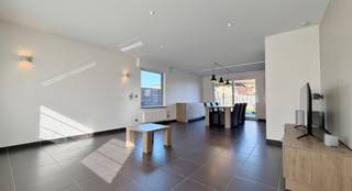 Deze prachtige villa is gelegen in een uiterst rustige, doodlopende straat en biedt alle comfort voor wie op zoek is naar ruimte, licht en...