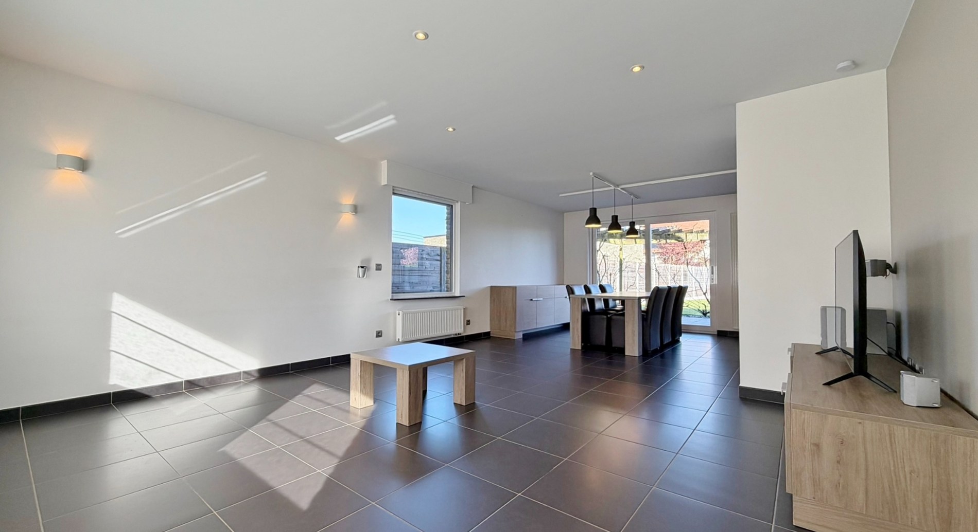 Ruime, zeer goed onderhouden villa met prachtige tuin in rustige doodlopende straat. - foto 3