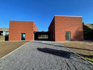 En cours d'achèvement et donc bientôt habitables : 2 belles maisons familiales avec terrasse et carport, spacieusement situées à proximité d'un...