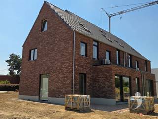 <p><span>Nieuwbouw halfopen woning met prachtige ligging.<br />Deze woning is gelegen in een groene en rustige omgeving.<br />Er is een ruime inkom met apart toilet en technische ruimte die ook ruim genoeg is om fietsen te stallen.<br />De lichtrijke leefruimte heeft een prachtig uitzicht op een mooie tuin en een ruim zonnig terras.<br />De keuken is voorzien van een eiland met veel opslagruimte en allerhande handige ingebouwde toestellen ( Afwasmachine, inductie kookplaat, wastafel, oven, frigo) </span></p><p><span>Naast deze keuke is er nog een extra berging met wasplaats.<br />Via de nachthal op de 1e verdieping bereiken we de slaapkamers en een badkamer. Hier is ook een extra toilet. <br />Er zijn op deze verdieping 3 ruime slaapkamers.</span></p><p><span>De badkamer is voorzien van een dubbele wastafel, een bad en een douche.</span></p><p><span>via de nachthal kan men dan nog 1 gigantische slaapkamer bereiken alsook een extra technische ruimte.<br />Voor de woning is er een oprit met plaats voor meerdere wagens. Deze is momenteel in aanleg.<br /><br /></span></p><p><span>De tuin loopt over in weilanden en het is ideaal om hier tot rust te komen.<br />Deze woning is bewoonbaar vanaf september 2026.</span></p><p><span>Deze woning is </span><span>niet </span><span>bemeubeld.<br />Dankzij de strenge bouwnormen is deze woning enorm zuinig in verbruik. Er zijn zonnepanelen aanwezig alsook een waterontharder.</span></p><p><span>Let op, de foto's zijn komende van de woning links die een exact spiegelbeeld is van de woning rechts. De rechtse woning is diegene die beschikbaar is maar daar was foto's nemen niet mogelijk wegens verfwerken.</span></p><p><span> </span></p><p><span>Interesse? Vraag uw bezoek aan via onze website!</span></p><p><span> </span></p>