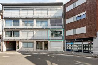 Instapklaar appartement op de 1eV in een gebouw met LIFT! Dit appartement bevindt zich op wandelafstand van het centrum van Boom, met alle winkels, scholen en het openbaar vervoer. De oprit van de A12 ligt vlakbij, ideaal voor woon-werkverkeer & vlotte verbindingen naar Antwerpen en Brussel. <br /><br />Dit gebouw werd in 1972 opgetrokken. Het werd steeds zeer goed onderhouden! De keuring van de elektriciteit is volledig conform. Zeer goede EPC score: Label B! Er zijn nieuwe ALU raamkaders en het plat dak werd vernieuwd & geïsoleerd. Er is gemeenschappelijke CV op mazout met metertjes. Op het <strong><em>GLVL</em> </strong>bevinden zich een fietsenberging en een privatieve berging. Het <em><strong>1e</strong> <strong>VERDIEP</strong></em> is ingedeeld in een inkomhall met vestiairekast, een woonkamer, een volledig ingerichte keuken, een ingerichte badkamer met aansluiting wasmachine, een apart toilet, 2 slaapkamers en een terras met bergkasten. Er is parkeergelegenheid in de omgeving. De maandelijkse kosten bedragen €220,-/maand, inclusief water en verwarming.<br /><br />Wenst u een bezichtiging in dit mooie appartement? Contacteer ons via 03 459 99 99 of info@leximmo.be voor een bezichtiging ter plaatse!