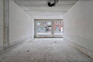 <p>De kantoorruimte van residentie Vonk ligt op wandelafstand van de iconische Menenpoort en biedt een buitenkans voor lokale ondernemers. Het project is dan ook gezegend met een toplocatie met maximale visibilteit en bereikbaarheid. Bovendien ben je met de wagen meteen onderweg,<br /><br />\ Casco kantoorruimte - in te richten volgens smaak en noden<br />\ Maximale visibiliteit<br />\ Vlot bereikbaar<br />\ Parkeermogelijkheden achteraan de site - te koop of te huur<br />\ Te koop voor €281.684 (excl. kosten)<br />\ Te huur voor €1550/maand</p>