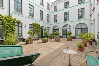 <strong>Authentiek appartement van maar liefst 215m².</strong> <br /><br />Uitstekend gelegen appartement in een <strong>koetshuis</strong> daterend van <strong>1803</strong>, op de eerste verdieping van het gebouw. Dankzij de binnenkoer geniet het appartement van een <strong>oase van rust</strong> en dit in het centrum van Antwerpen. <br /><br /><strong>Indeling:</strong><br />De meer dan <strong>riante</strong> leefruimte biedt een zee aan ruimte en verleent tevens toegang tot de <strong>drie ruime slaapkamers</strong> met elk hun <strong>privé badkamer.</strong> Naast de open keuken vindt men aan de ene kant een bergruimte en aan de andere een wasruimte voorzien van een aansluiting voor een wasmachine en een droogkast. Verder heeft het appartement twee toiletten, waarvan één gastentoilet. <br /><br /><strong>Bijzonderheden:</strong> <br />Het appartement beschikt over de <strong>ideale maten.</strong><br />Maandelijkse kosten: ca. 325,- EUR per maand <em>[Beheer, blokpolis; verbruik/onderhoud van de algemene delen (incl.lift)]<br /></em>Opbouw reservekapitaal: ca. 24,- EUR per maand.<br /><strong>EPC</strong> label <strong>B</strong> (133 kWh/m²/jaar).<br /><br /><strong>Ligging:</strong><br />Gelegen in het <strong>Historisch centrum van Antwerpen</strong> met een overvloed aan winkels &amp; restaurants!