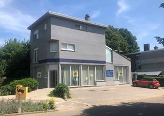 Algemeen:Op de Buizegemlei 5 vinden we een ruime lichtrijke gerenoveerde kantoorruimte met maar liefst 5 staanplaatsen voor de deur.Indeling:We komen...