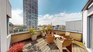 Gemeubeld appartement met panoramisch terras op de 8ste verdieping aan de Frankrijklei<br /><br />Op een absolute toplocatie aan de Frankrijklei bevindt zich dit ruime, volledig gemeubelde appartement op de achtste verdieping. Dankzij de uitzonderlijke ligging geniet u hier dagelijks van een prachtig uitzicht over de stad, terwijl winkels, restaurants, het Centraal Station en het historische stadscentrum zich op wandelafstand bevinden.<br /><br />De royale leefruimte baadt in natuurlijk licht dankzij de grote raampartijen en werd smaakvol ingericht met kwalitatief meubilair. Aansluitend bevindt zich het indrukwekkende zonneterras, een unieke buitenruimte waar u in alle rust kan genieten van het bruisende stadsleven en een panoramisch uitzicht over Antwerpen.<br /><br />De volledig uitgeruste keuken beschikt over alle nodige toestellen en biedt alle comfort voor dagelijks gebruik. Verder beschikt het appartement over een praktische aparte was- en bergruimte.<br /><br />Het appartement omvat twee volwaardige slaapkamers, beide ingericht en instapklaar. De master bedroom beschikt over een ensuite badkamer met ligbad, dubbele wastafel en een karaktervol rond raam dat voor een unieke architecturale toets zorgt. De tweede slaapkamer heeft rechtstreeks toegang tot een eigen douchekamer.<br /><br />Deze volledig gemeubelde woonst combineert ruimte, comfort en een uitzonderlijke ligging in het hart van de stad en is ideaal voor wie zorgeloos wil genieten van stadswonen op niveau.<br /><br />Kelderberging en ondergrondse autostaanplaats inbegrepen.