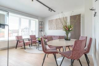 Rustig gelegen volledig gerenoveerd appartement met een open zicht over de villa's. Indeling: Inkom met toilet. Lichtrijke leefruimte van waaruit...