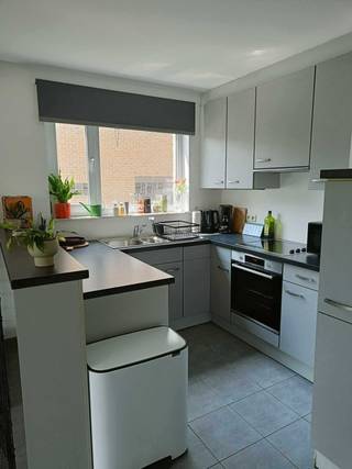 Gelijkvloers appartement (halfopen bebouwing)Woonkamer met open keuken2 kamersBadkamerToiletBerging in appartementBerging in kelderParkeerplaats in...