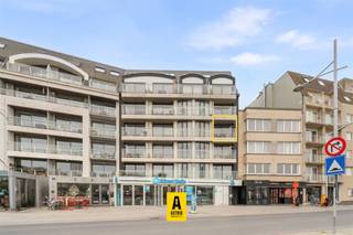 <p><span>Schitterend appartement met 3 slaapkamers en prachtig duinenzicht in Bredene</span></p><p><span>Dit ruim en lichtrijk appartement is gelegen op een </span><span>absolute topligging in Bredene</span><span>, met een prachtig open zicht op de Bredense duinengordel. Het klassevolle gebouw bevindt zich op wandelafstand van winkels, het strand en de tramhalte, wat zorgt voor een uitzonderlijk comfortabele ligging aan de kust.</span></p><p><span>Het appartement bevindt zich op de </span><span>derde verdieping</span><span> en beschikt over een terras aan de voorzijde met een schitterend open uitzicht, evenals een </span><span>ruim zonneterras achteraan</span><span>.</span></p><p><span>Indeling:</span><span><br />Ruime en lichtrijke woonkamer met aansluitend terras en open zicht, volledig uitgeruste en bijzonder ruime keuken voorzien van alle comfort, inkomhal, ruime berging, drie volwaardige slaapkamers achteraan met toegang tot het zonneterras, twee badkamers waarvan één met lavabo, toilet en ligbad en één met lavabo en douche, en een apart toilet.</span></p><p><span>Extra troeven:</span></p><ul><li><span>Mogelijkheid tot aankoop van </span><span>één of twee ondergrondse garageboxen</span><span> in het gebouw</span></li><li><span>Zeer gunstig EPC</span></li><li><span>Elektriciteit conform</span></li><li><span>Momenteel verhuurd aan </span><span>betrouwbare huurders</span><span>, ideaal als investering</span></li></ul><p><span>Kortom, een ruim en kwalitatief appartement met uitzonderlijk zicht, gelegen op een van de beste locaties in Bredene.</span></p>