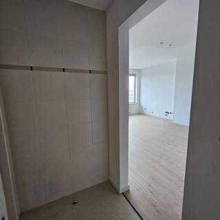 Gunstig gelegen studio gelegen te Prins Boudewijnlaan. Dit appartement is gelegen op een vierde verdieping vlakbij winkels, kwalitatieve scholen en openbaar vervoer. Vlotte verbinding Brussel - Antwerpen.<br /><br /><br />De indeling: Inkomhal, badkamer met douche, badkamermeubel en toilet, woonkamer op laminaat ruim voorzien van ingemaakte kasten. Keuken met lavabo, dampkap, ijskast met vriesgedeelte, oven en aansluiting voor wasmachine en droogkast.<br /><br />Garage optioneel mee aan te kopen aan €25.000.<br /><br />De maandelijkse algemene kosten bedragen +-225euro. (verwarming, elektr. gemene delen, water, syndicus, ...)<br /><br />EPC: 151 KwH/m²/jaar.