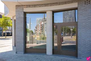 De handelsruimten van The London Residence liggen in de Cadixwijk, het kloppend hart van het Eilandje met een groen stadsplein en heraangelegde wegen. Een leefbare en <br />dynamische buurt die uitstekende troeven biedt om uw activiteiten verder uit te bouwen.<br /><br />The London Residence voorziet in een aantal fraaie, volledig naar smaak in te richten handelsruimtes die casco worden opgeleverd. De gunstige ligging zorgt voor zichtbaarheid en <br />garandeert een grote passage. De architectuur en afwerking van het gebouw geven het geheel extra uitstraling en karakter. Binnenin vormen de hoge plafonds en de mooie <br />glaspartijen de absolute blikvangers. De ruimtes zijn uitermate geschikt voor bv. speciaalzaken of boetieks, evenals voor kantoren of art galleries. Met een toplocatie en <br />de perfecte omkadering heeft dit prachtige pand alles in huis om uw onderneming te laten uitgroeien tot een bloeiende zaak.<br /><br />Verkoop onder het stelsel van registratierechten voor wat betreft het grondaandeel, BTW voor wat betreft de constructie.<br />Contacteer geheel vrijblijvend ons kantoor voor meer informatie of een bezoek ter plaatse en ontdek zo de verschillende mogelijkheden. <br /><br />Stedenbouwkundige inlichtingen: vg, gvv, wg, gvkr, gmo<br />P-score: A<br />G-score: A<br />EPB Startverklaring beschikbaar.