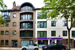 Ontdek dit verzorgd, energiezuinig appartement op de derde verdieping. Dankzij de centrale ligging geniet u van een vlotte bereikbaarheid en bevinden winkels, horeca en openbaar vervoer zich op wandelafstand.
Bij het betreden van het appartement komt u terecht in een aangename leefruimte met grote raampartij die zorgt voor een overvloed aan natuurlijk licht. De verzorgde keuken sluit naadloos aan op de leefruimte, waardoor een open en gezellige woonbeleving ontstaat.
Het appartement beschikt over twee volwaardige slaapkamers, ideaal voor een koppel, een klein gezin of wie graag een extra kamer als bureau of hobbyruimte wil inrichten.
Dit appartement is niet alleen een comfortabele woonst, maar vormt ook een ideale vastgoedinvestering. De centrale ligging en de praktische indeling met twee slaapkamers maken het bijzonder interessant voor de verhuurmarkt en bieden een mooi potentieel voor een stabiel rendement.
Bent u op zoek naar een verzorgd en lichtrijk appartement op een uitstekende locatie in Eeklo? Dan is dit appartement zeker een bezoek waard.
Maak snel uw afspraak via 09 336 16 15 of info@vastgoedunicum.be
Virtuele rondleiding?
https://youtube.com/shorts/KT9_lhNa4yY