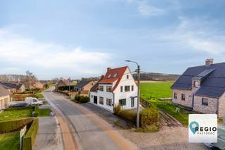 Indeling van de woning:Bij het betreden van deze charmante halfopen bebouwing kom je binnen in een ruime inkomhal die fungeert als het centrale...