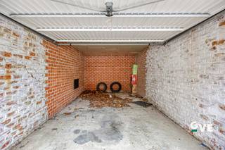 Deze garagebox (box 10) bevindt zich op een absolute topligging in het centrum van Leuven. In een buurt waar parkeergelegenheid bijzonder schaars is, vormt dit een uitstekende investerings- én gebruikskans.<br /><br />De garageboxen zijn achterin gelegen en maken deel uit van een verzorgd geheel van 18 garageboxen en 1 staanplaats. Ideaal voor wie een veilige en vlot bereikbare parkeer- of opslagruimte zoekt. De daken werden recent volledig vernieuwd. <br /><br />Interesse of meer informatie?<br />0474 386393<br />lotte@immogve.be